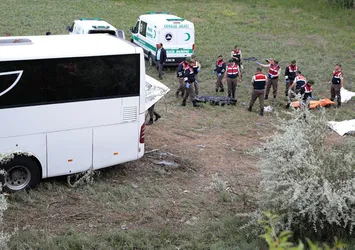 Ankara'da sürücüsü uyuyan yolcu otobüsü devrildi