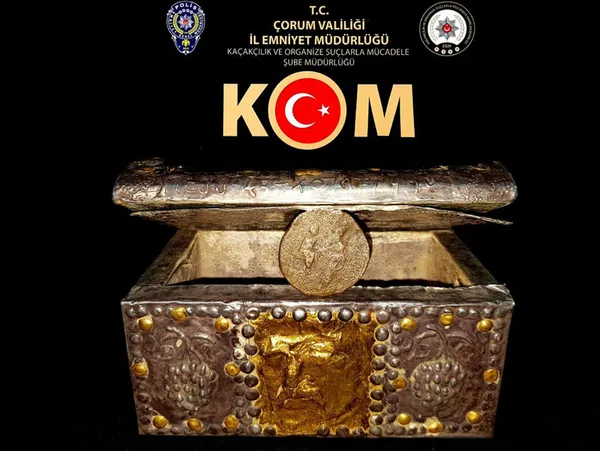 1639554444631.jpg Çorum'da ele geçirildi! Altın sandığın sırrı çözülemiyor - 1