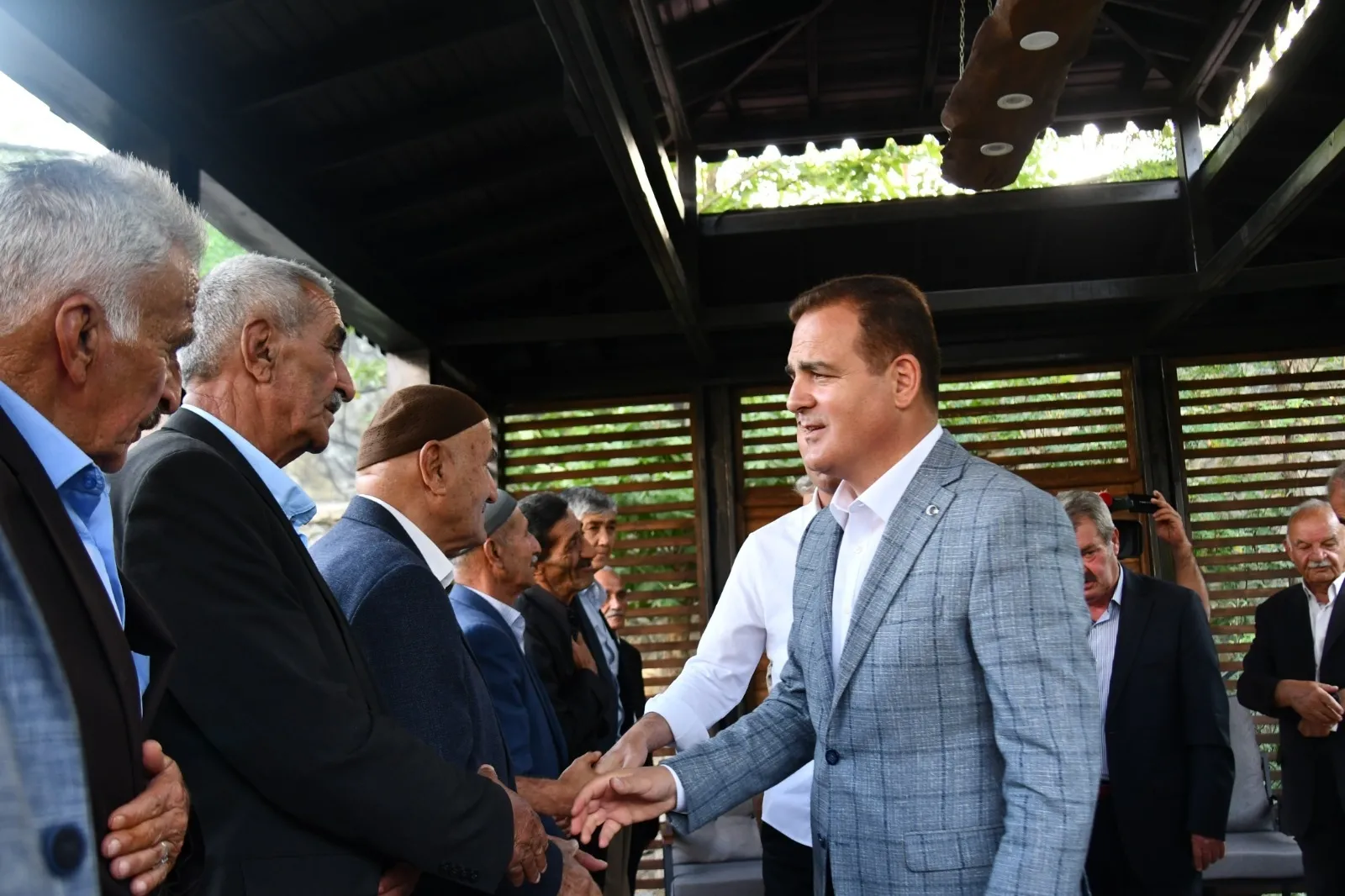 Husumetli aileleri Hakkari Valisi barıştırdı