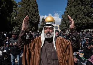 İsrail zulmü durduramadı: 100 bin Müslüman cuma namazı için Aksa’da saf tuttu