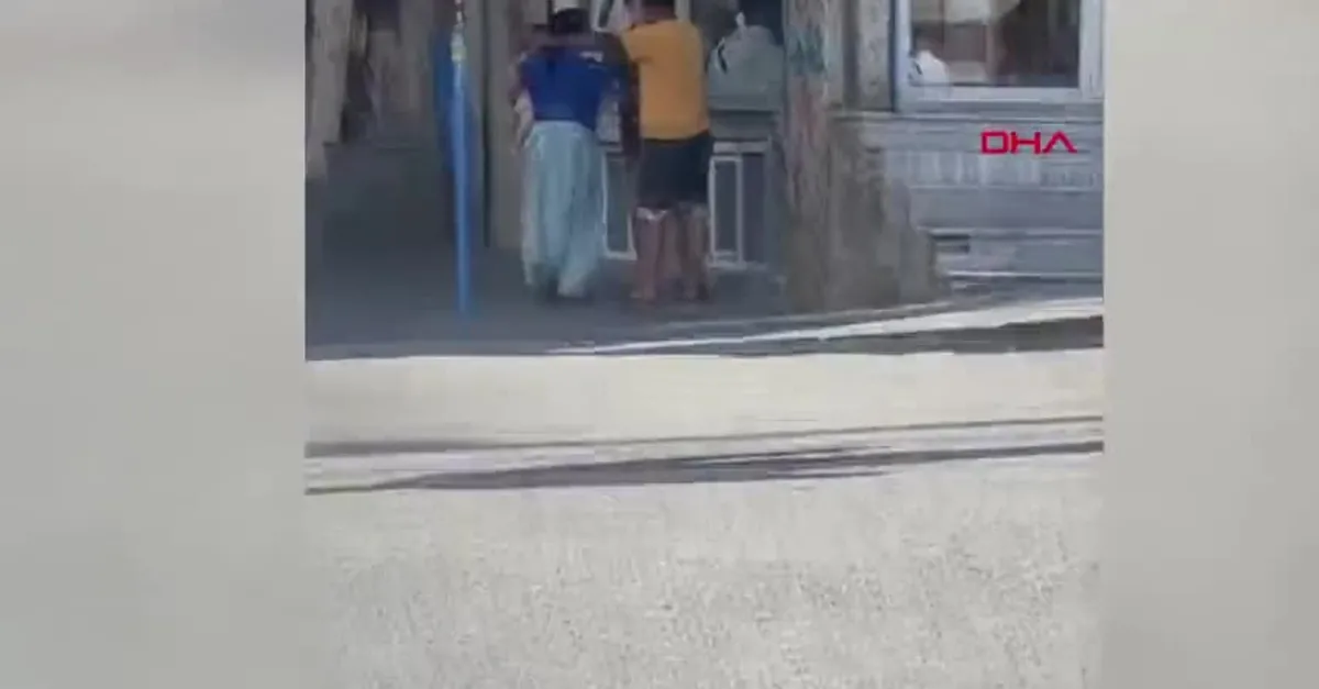 Gaziosmanpaşa'da seyyar satıcı ile müşterinin yumruk yumruğa kavgası kamerada