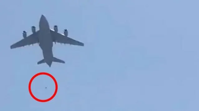 Son dakika: Skandal tişörtlere Türkiye'den sert tepki: Modern barbarlık! Uçaktan düşerek ölen Afganlarla dalga geçtiler - 4