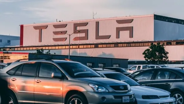 1639988122729.jpg Araba oto pilottayken dünyaya geldi! Tesla bebek tarihe geçti - 5