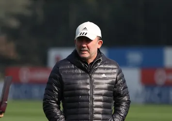 Sergen Yalçın takıma neşteri vuruyor