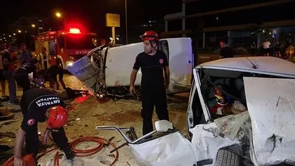 ¡Dos coches chocaron de frente! Se convirtió en una zona de guerra.