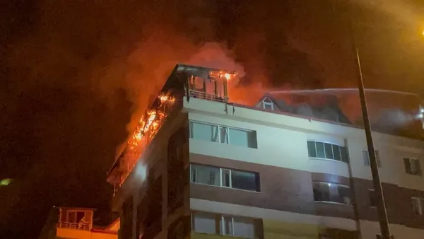 rizede-dehsete-dusuren-yangin-geceyi-alevler-aydinlatti-1654492458730.jpg Rize'de korkutan patlama! İtfaiye ekiplerini alarma geçiren yangın - 4