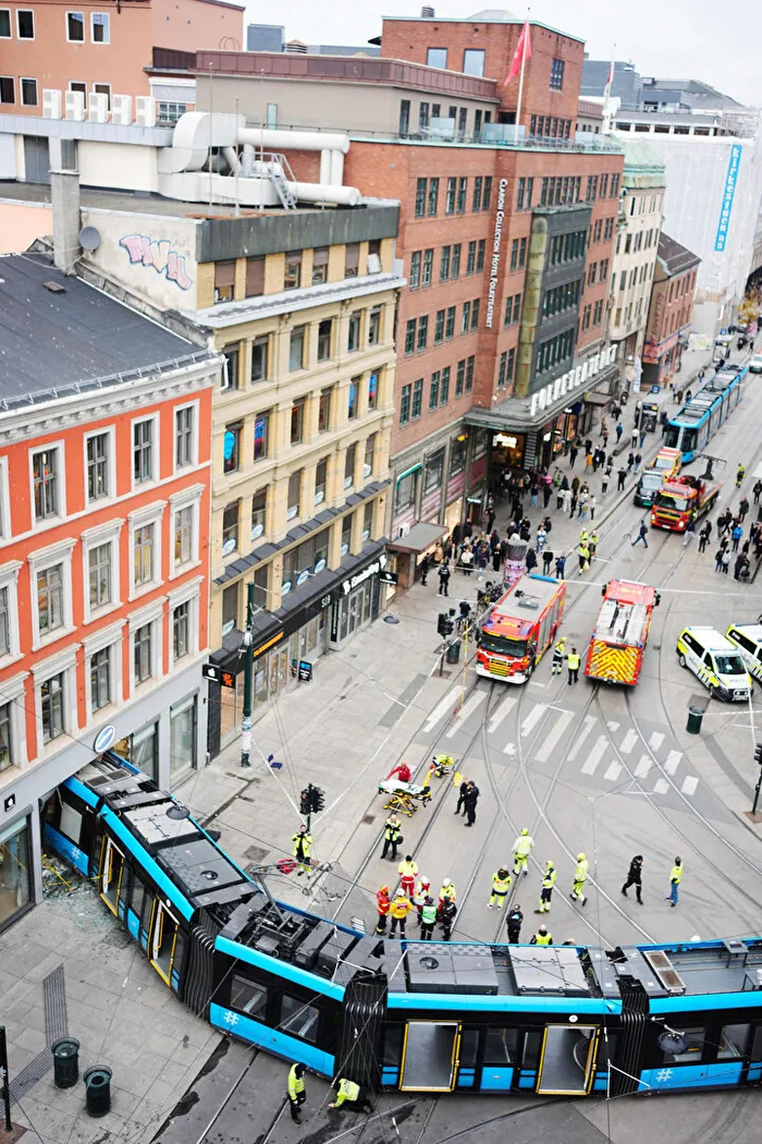 Oslo’da bir tramvay raydan çıktı mağazaya daldı!