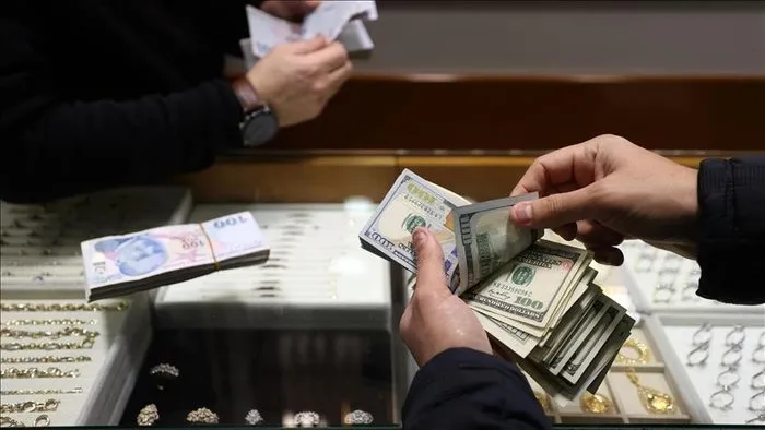 Piyasada sahte dolar alarmı! Para sayma makinesinden de geçiyor