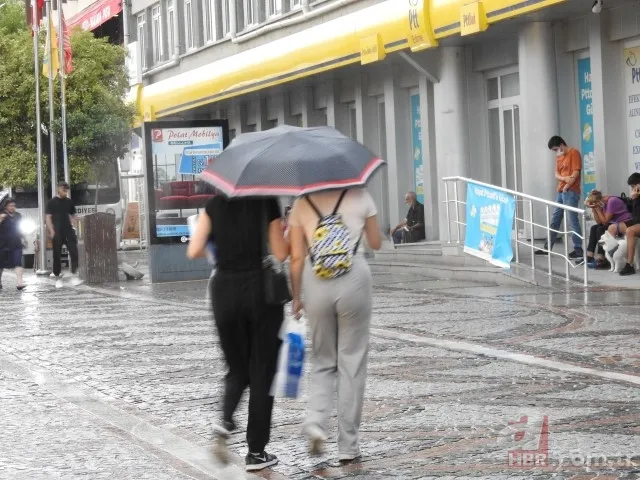 Edirne'de fırtına ve yağış etkili oldu! Vatandaşlar kaçacak yer aradı 10