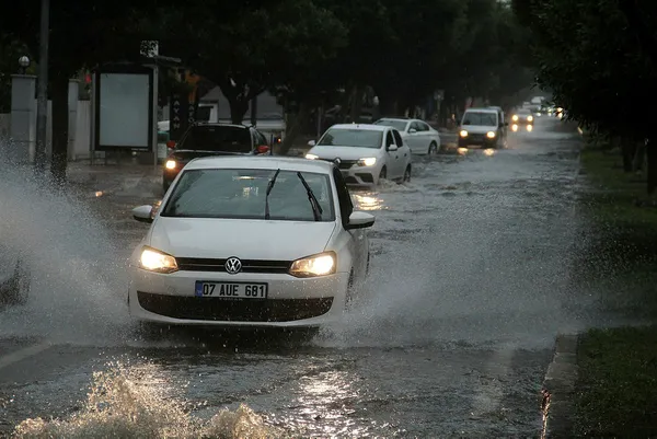 1673546443674.jpg Son dakika: Eğitime bir gün ara! Yoğun sağanak yağış ve fırtına uyarısı! Antalya Elmalı için flaş karar... - 2