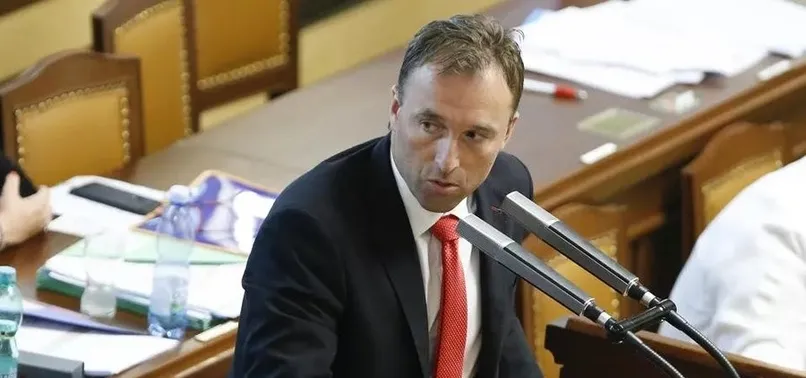 COVID-19 kısıtlamalarını ihlal eden milletvekili istifa edeceğini açıkladı