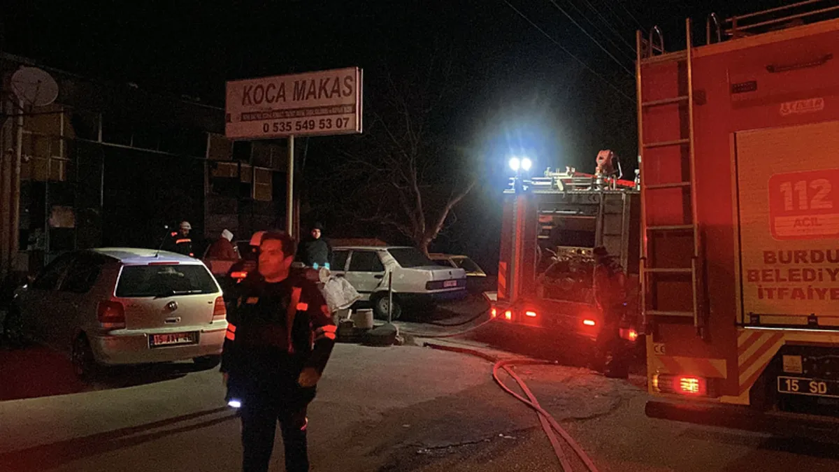 Hurda yüklü TIR devrildi; 1 yaralı