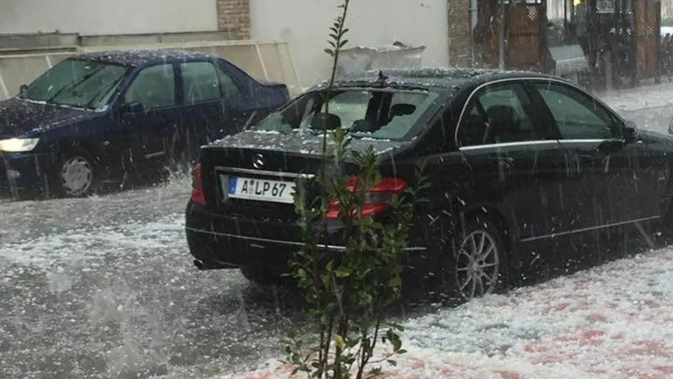 Yine dolu! Bir anda bastırdı, araçların camları kırıldı