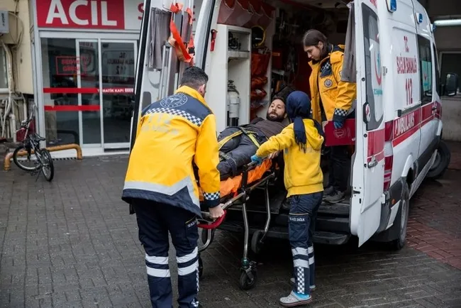 Beyoğlu’nda silahlı saldırı! Aracına binerken sağ bacağından vuruldu