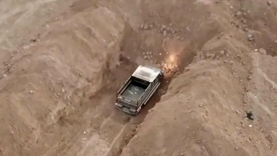 Barış Pınarı Harekatı bölgesinde teröristlere ait bombalı araç ele geçirildi! İşte imha anı...