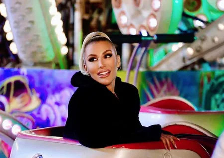 İrem Derici'nin kardeşiyle paylaşımı sosyal medyayı karıştırdı! "Ne biçim ailesiniz"