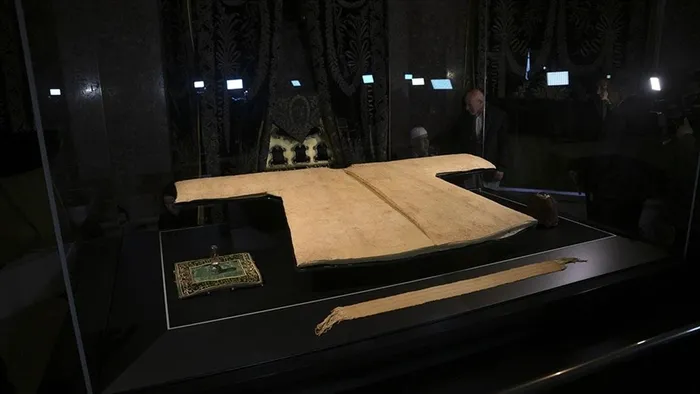 peygamber-askinin-nisanesi-hirka-i-serif-kapilarini-ziyaretcilerine-acti-1771574766133.jpg (foto:ahaber.com.tr)