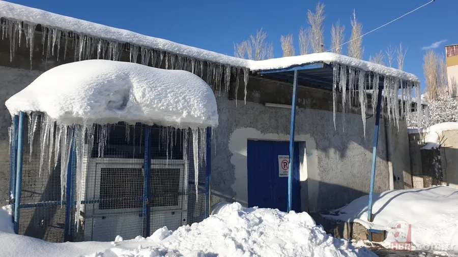 Sıcaklık eksi 18'e düştü! Binalarda buz sarkıtları oluştu 1