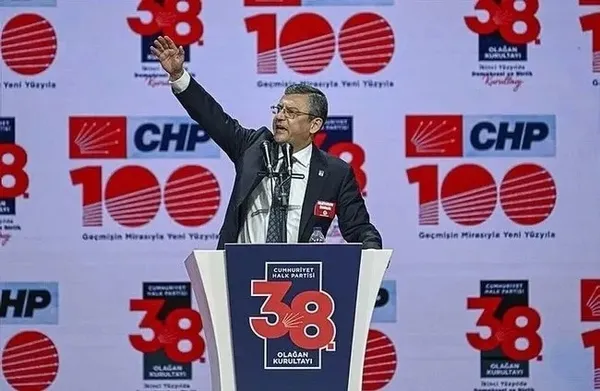 CHP’nin PKK yoluna serdiği kırmızı halı çok hoşlarına gitmiş! DEM’liler Özel’i öve öve bitiremedi