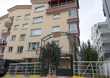 4 yaşındaki çocuğunun önünde karısının boğazını bıçakladı