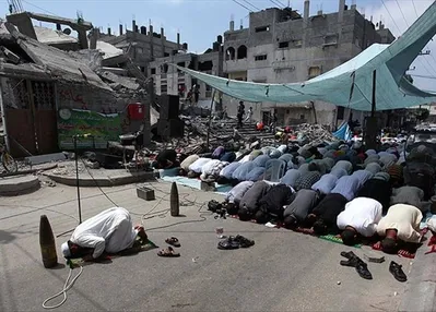 Gazze’de yıkıntılar arasında cuma namazı!