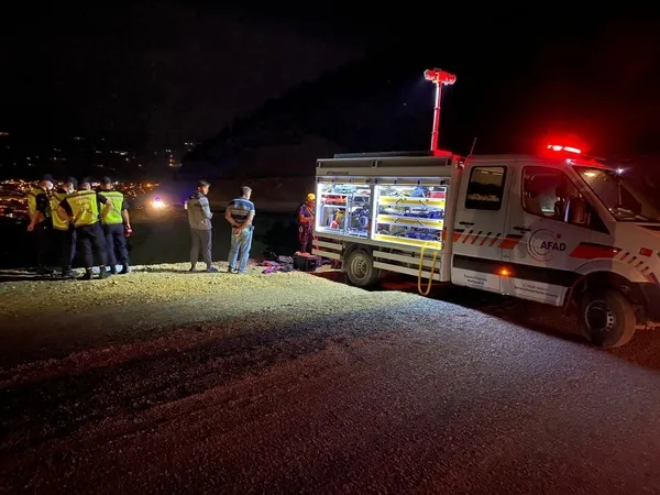 Afyonkarahisar’da otomobil 100 metrelik uçurumdan aşağı düştü: 1 ölü 4 yaralı - 1