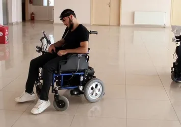 Engelliler için akıllı akülü sandalye geliştirdi
