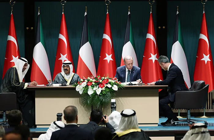 kuveyt-emiri-seyh-mesal-turkiyede-turkiye-ile-kuveyt-arasinda-cesitli-alanlarda-dev-anlasmalar-1715098560295.jpg Kuveyt Emiri Şeyh Meşal Türkiye'de! Türkiye ile Kuveyt arasında çeşitli alanlarda dev anlaşmalar - 4