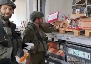 İsrail'den katliamın ötesinde alçaklık! Gazze'ye giden yiyecekleri ateşe verip evleri yağmaladılar
