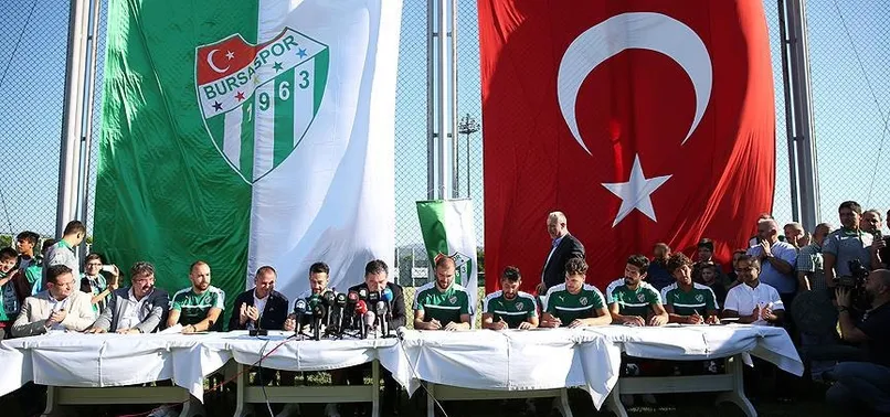 Bursaspor 7 futbolcuyla sözleşme imzaladı