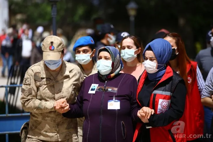 Şehit Piyade Uzman Çavuş Ramazan Günaydın'ın cenazesinde yürek dağlayan an! Ağlayan annesine asker kepi taktı