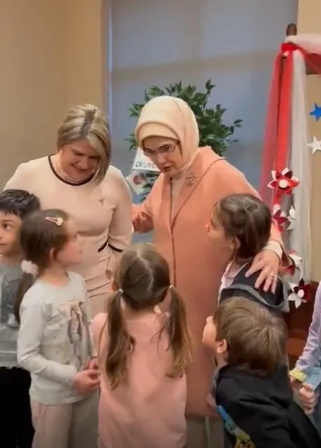 cocuklar-ile-emine-erdogan-arasinda-gulumseten-diyalog-baskan-erdogan-nerede-1669314122189.jpg Çocuklar ile Emine Erdoğan arasında gülümseten diyalog: Başkan Erdoğan nerede? - 3