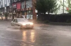 Kars’ta sağanak yağış sonrası caddeler göle döndü!