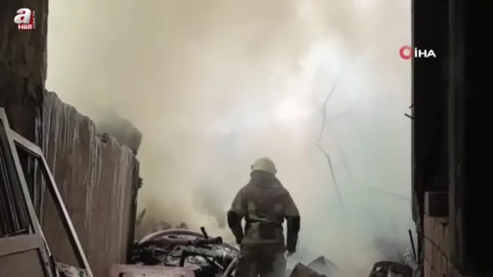 Yıkımına başlanan apartmanda yangın çıktı