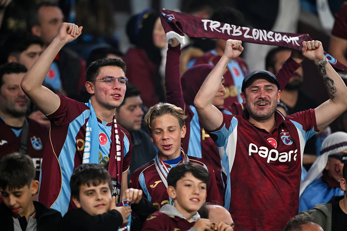 canli-trabzonspor-besiktas-derbisinde-nefesler-tutuldu-1792430127309.jpg Derbide Trabzonspor taraftarları (AA)