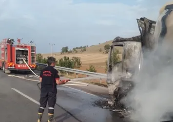Çorum'da üzüm yüklü tır alev alev yandı
