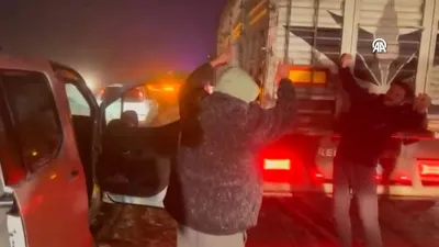 Kar yolları kapadı! Açılmasını böyle beklediler