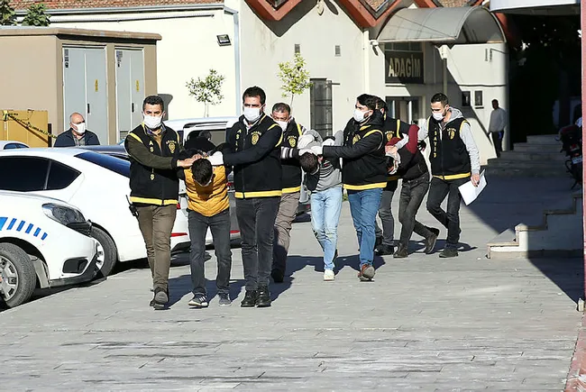 Adana'da eve giren hırsızlar polisle çatıştı! Dehşet anları kamerada... - 7