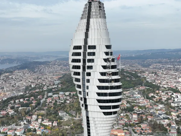 Çamlıca Kulesi’ne vinçten düşen parçalar hasar verdi! Kule ziyarete kapandı