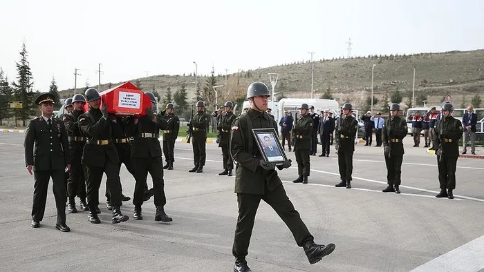 Düşen uçakta şehit olan Üsteğmen Yasin Boy askeri törenle uğurlandı - 1