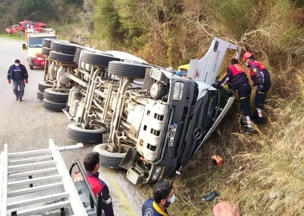 Beton mikseri devrildi! Sıkışan sürücünün yardımına itfaiye ekipleri koştu - 3