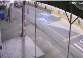 Trabzon'da kara yoluna fırlayan çocuk yürekleri ağza getirdi!