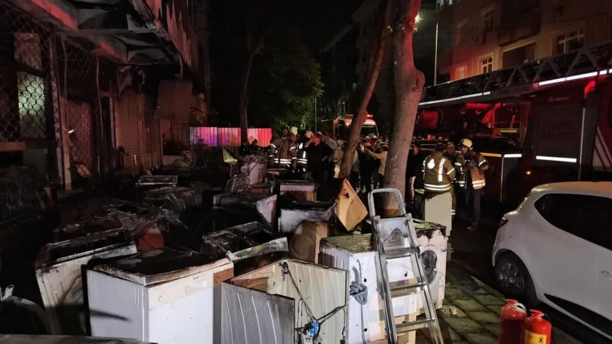 Küçükçekmece'deki beyaz eşya deposunda yangın: Binada hasar oluştu