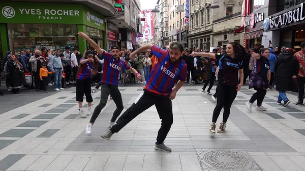 Trabzon'da şampiyonluk coşkusu! Vatandaş kutlamalara erken başladı - 4