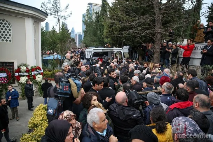 Ayşen Gruda'nın cenazesinden gözler Şener Şen'i aramıştı! Usta sanatçının o görüntüleri ortaya çıktı