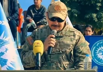 ABD’li komutan Jeff Dennis'ten PKK/YPG’ye açık destek! Sözde mezuniyete katılıp teröristleri tebrik etti