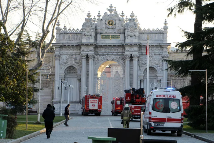 Son dakika: Dolmabahçe Sarayı marangozhanesinde korkutan yangın - 2