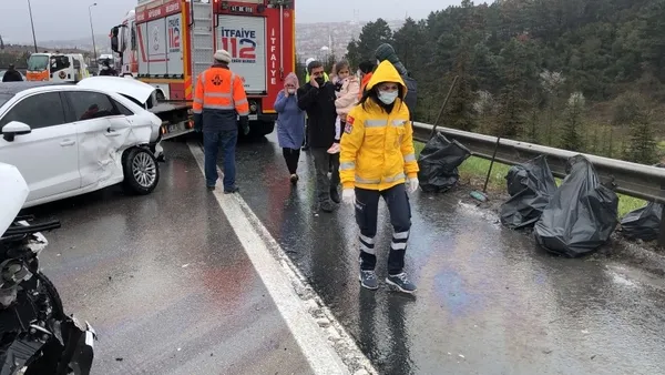 TEM'de zincirleme kaza! Yol trafiğe kapandı | Olay yerinden ilk görüntüler - 4
