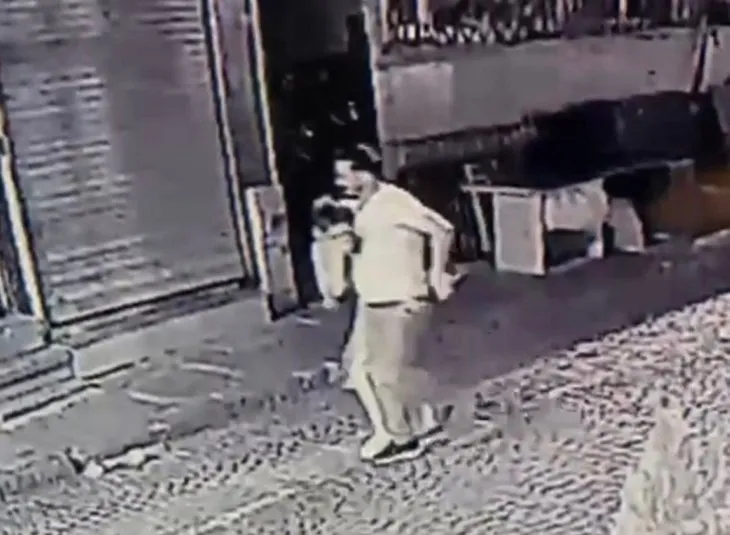 Sokak ortasında dehşeti yaşadı! Şiddeti gören esnaf saldırganın burnunu kırdı
