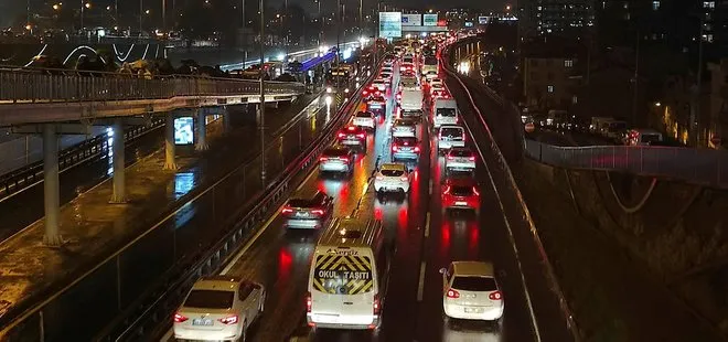 İstanbul trafiği kıpkırmızı! Yola çıkacaklar dikkat! Sağanak yağış ve mesai bitimi sonrası trafik kilitlendi... İşte alternatif güzergahlar